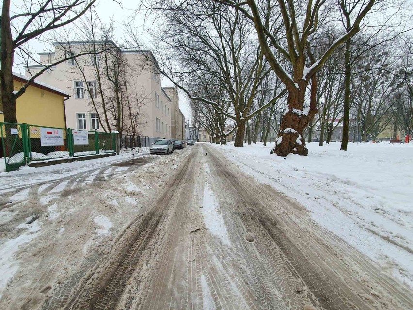 Słupskie ulice i chodniki miejscami w śniegu, a za chwilę w pośniegowym błocie