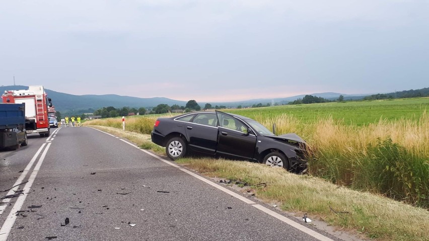 W gminie Nowa Słupia audi zderzyło się z ciężarówką. W szpitalu kobieta i małe dziecko