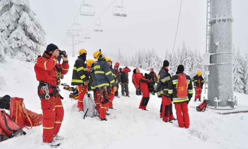 Przed nadchodzącym sezonem narciarskim sześciu strażaków z...