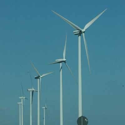 Elektrownie wiatrowe nad Odrą i Wisłą nie są jeszcze tak popularne jak np. Niemczech. Ale już coraz więcej samorządów jest zainteresowane tą formą pozyskiwania energii. Popędza nas zresztą Unia Europejska...