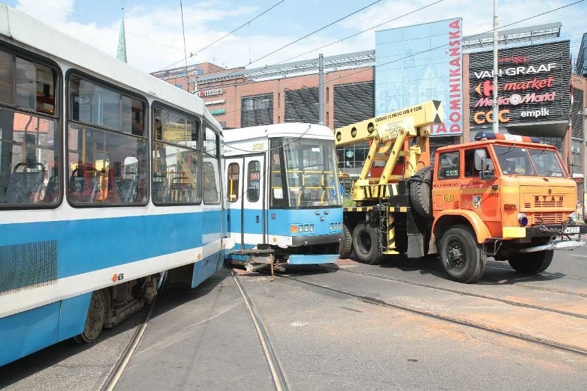 Zablokowany plac Dominikański. Tramwaj się rozerwał