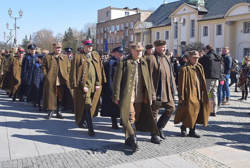 V Podlaski Marsz Cieni w 79. rocznicę Zbrodni Katyńskiej. Mieszkańcy pamiętnili ofiary (zdjęcia)