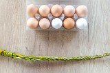 Jak łatwo obierać jajka? Poznaj genialne triki na szybkie obieranie jajek. Sposoby na szybkie obieranie jajek na twardo