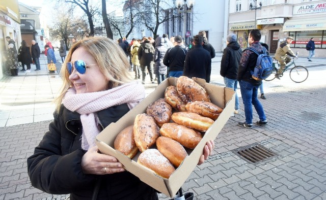 Jagoda Depa kupiła pączki dla firmy.