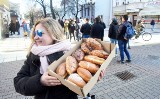 Wielka kolejka na deptaku. Mieszkańcy ustawiają się po pączki!