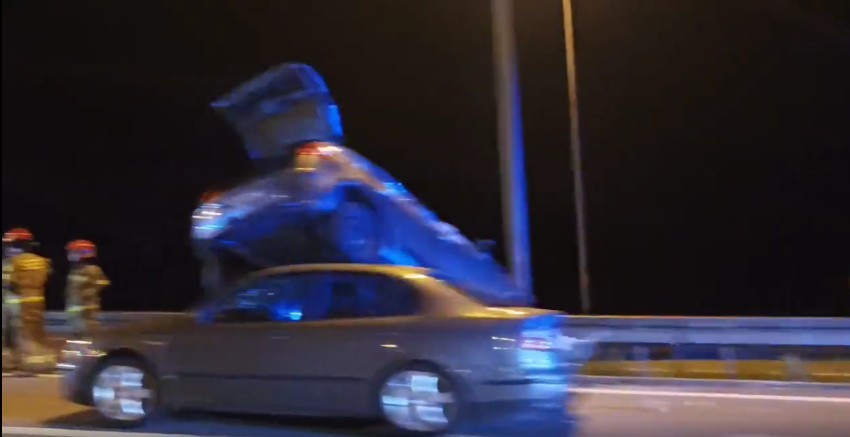 Wypadek na obwodnicy Trójmiasta. Jeden z samochodów znalazł się na dachu drugiej osobówki. FILM