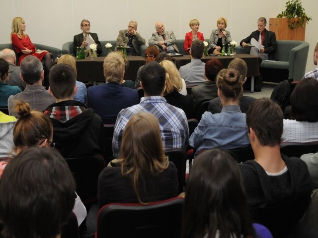 Dyskusję zorganizowano w bibliotece głównej UKW.