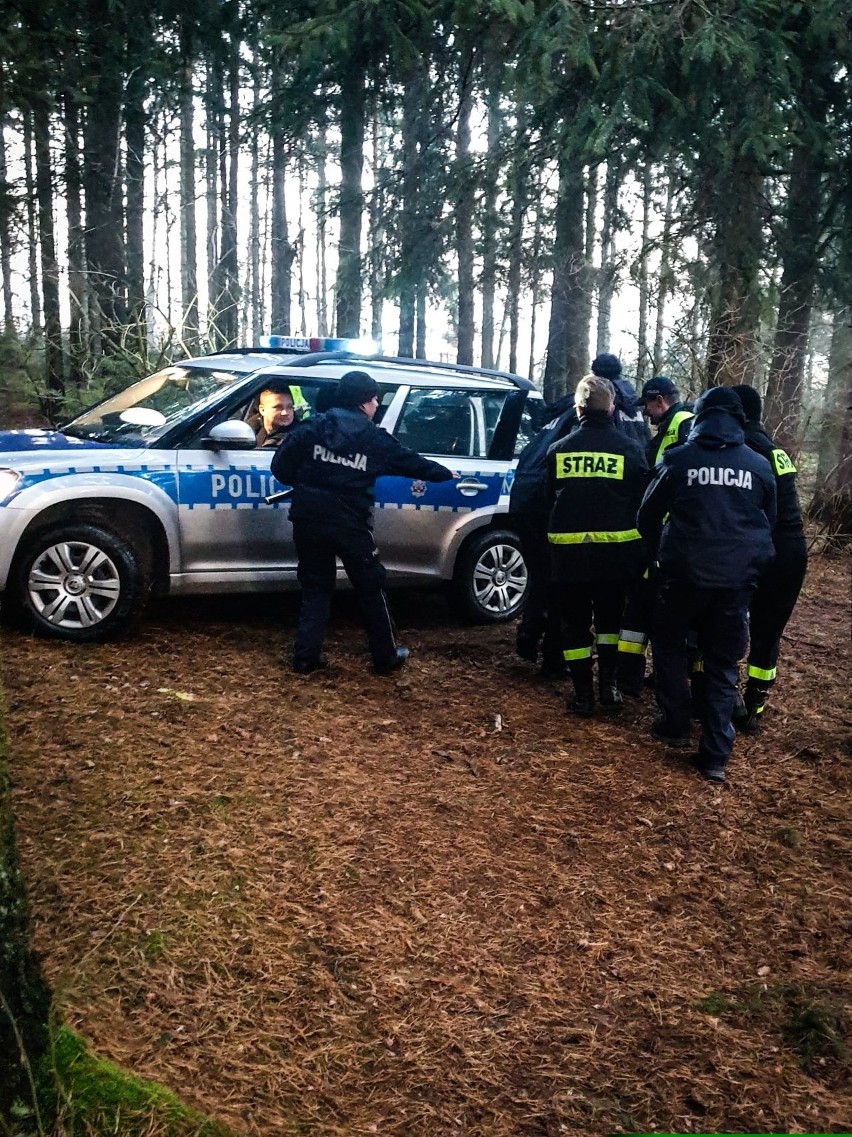 Mońki. Kobieta leżała w środku lasu (zdjęcia)