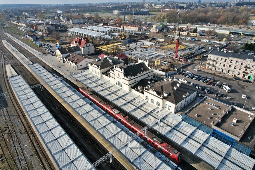 Lublin. Budowa dworca metropolitalnego weszła w kolejną fazę. Montowane są słupy podtrzymujące główną konstrukcję. Zobacz zdjęcia z drona