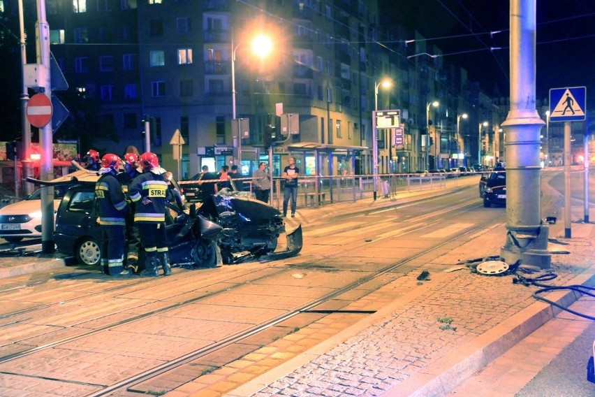 Wypadek na Poniatowskiego. Pijany kierowca uderzył w słup