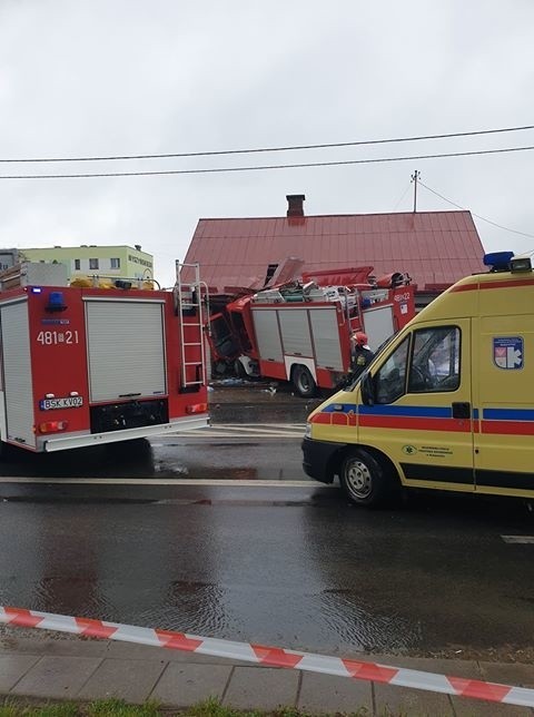 Sokółka. Wóz strażacki wjechał w dom. Cztery osoby ranne (zdjęcia)