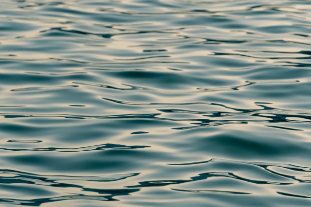 Tragicznie zakończyła się kąpiel mężczyzny, który utonął w zalewie w gminie Żmudź