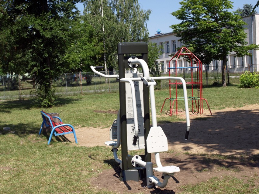 Siłownia zewnętrzna w parku w Wierzbicy.