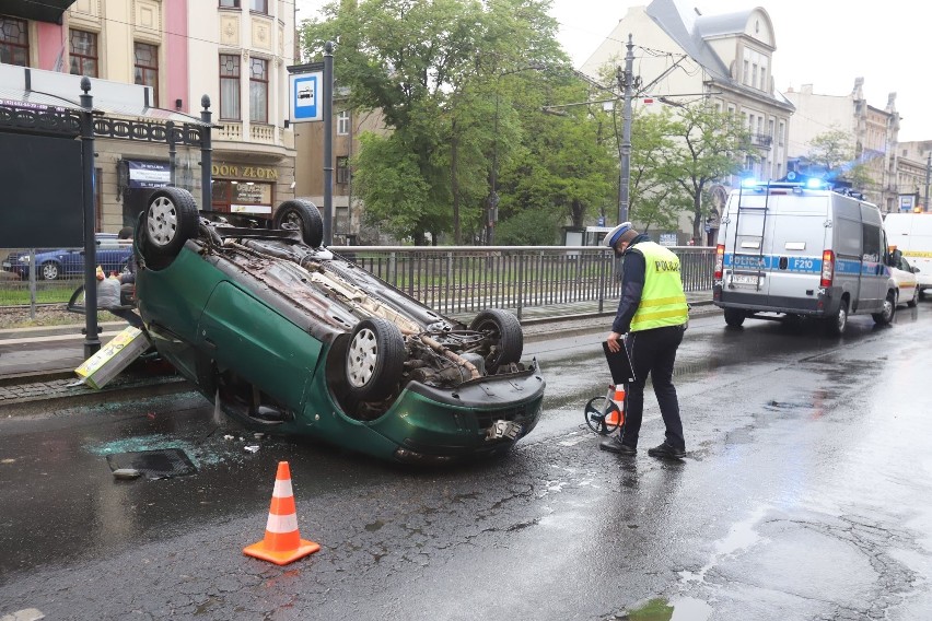 Dachowanie fiata punto na alei Kościuszki przy Struga