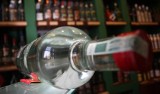 Ukradł alkohol, szarpał się z ochroniarzem. W zatrzymaniu pomogli inni klienci. Złodziejowi z Włocławka grozi 5 lat więzienia