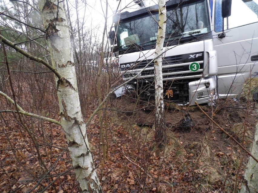 W Wandzinie samochód ciężarowy zderzył się busem (ZDJĘCIA)