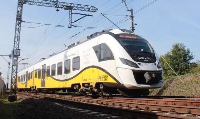 Pierwszy z zamówionych pociągów ma przyjechać na Opolszczyznę do 20 czerwca 2016 roku.