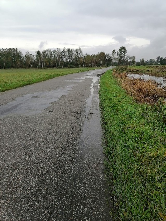 Droga powiatowa na odcinku Stromiec - Bobrek Kolonia jest w bardzo złym stanie. Jeszcze w tym roku kierowcy mają już jeździć po nowym asfalcie.