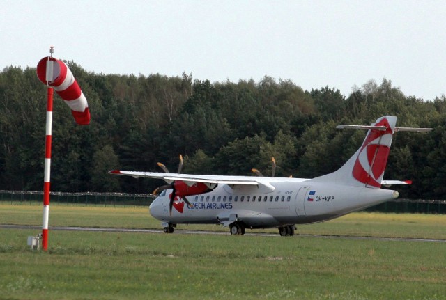 Pas startowy lotniska w Radomiu trzeba przedłużyć o pół kilometra, żeby mogły z niego korzystać większe samoloty pasażerskie latające na dłuższych trasach.