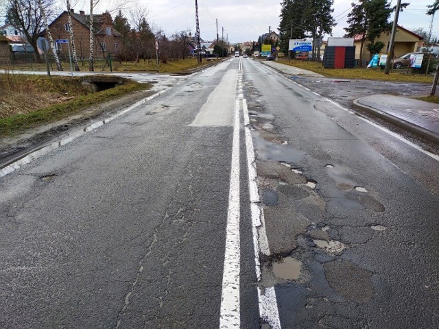 Fragment popękanej po zimie drogi wojewódzkiej nr 835 na odcinku Sieniawa – Wylewa.