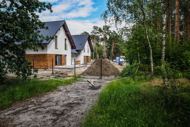 Na Glinkach-Rupienicy pojawiła się prywatna inwestycja, a jej ogrodzenie - zdaniem części mieszkańców - po prostu uniemożliwia korzystanie z polnej drogi.