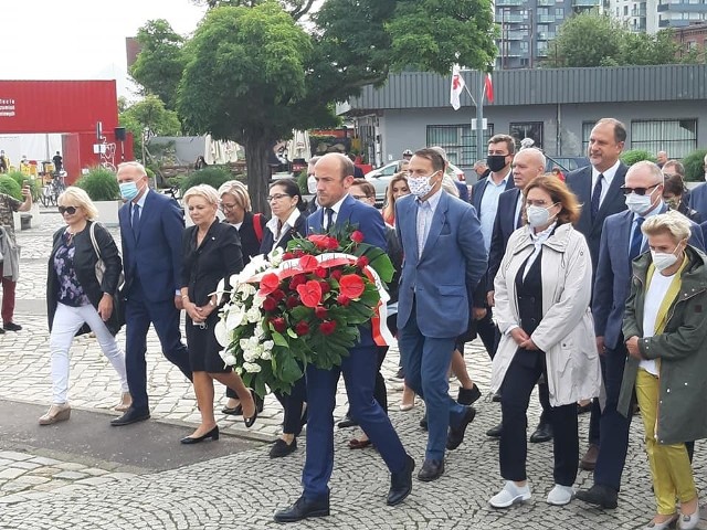 Politycy PO złożyli wieńce przed Pomnikiem Poległych Stoczniowców w Gdańsku 30.08.2020 r.
