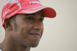 Lewis Hamilton pobiegnie z olimpijskim zniczem