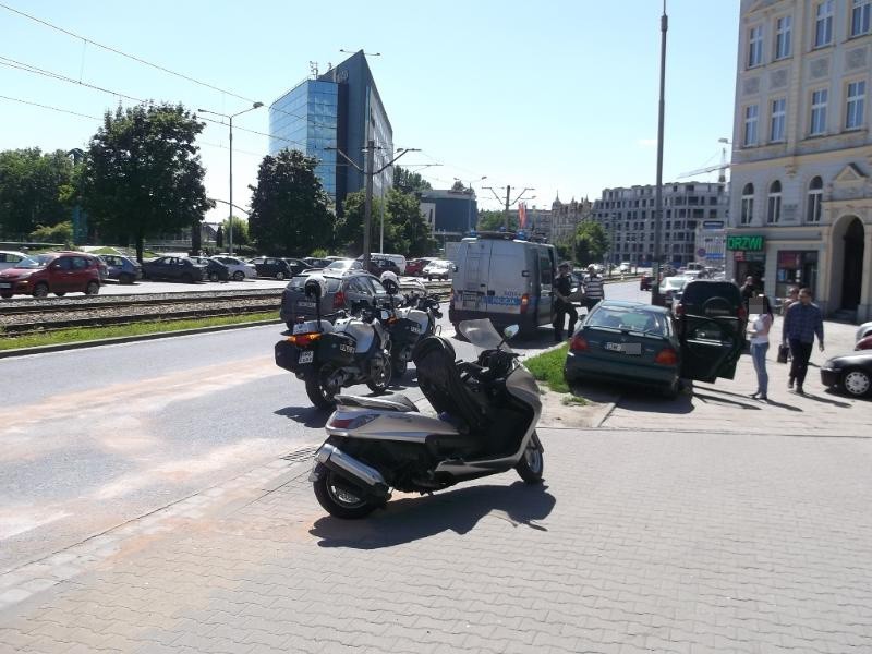 Wrocław: Wypadek na Drobnera. Skuter zderzył się samochodem. Jedna osoba ranna (ZDJĘCIA)