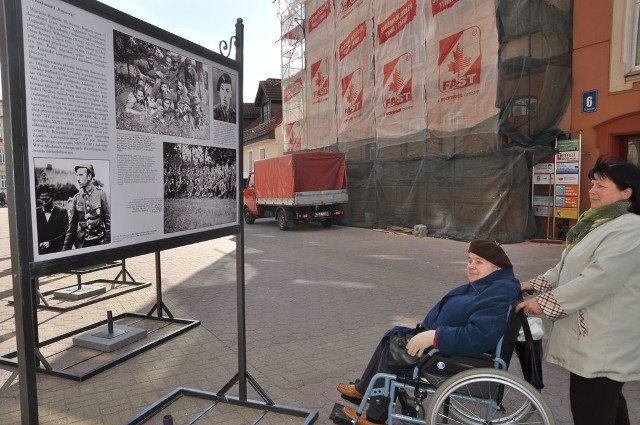 Wystawa w centrum Szczecinka przykuwa uwagę mieszkańców miasta.