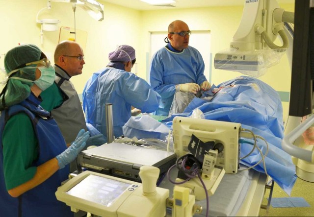 Kardiolog doktor Grzegorz Hys i doktor habilitowany medycyny Andrzej Paluszkiewicz - chirurg naczyniowy, podczas zabiegu udrażniania tętnicy w nodze.