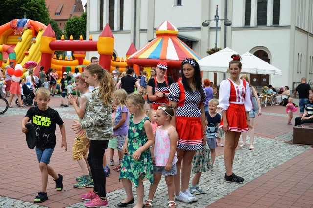 Wyjątkowe święto, wyjątkowa impreza – tak w skrócie można podsumować festyn z okazji Dnia Dziecka, który odbył się w na bytowskim rynku. Głównym organizatorem imprezy był o Bytowskie Centrum Kultury i Urząd Miejski w Bytowie. Szeroka relacja w piątkowym "Głosie Bytowa/Miastka". (zida)