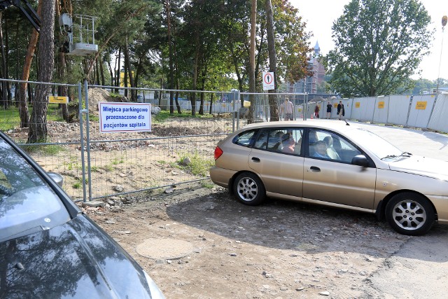 W szpitalu na Bielanach naprzeciw poradni chirurgicznej  jest zaledwie pięć miejsc parkingowych