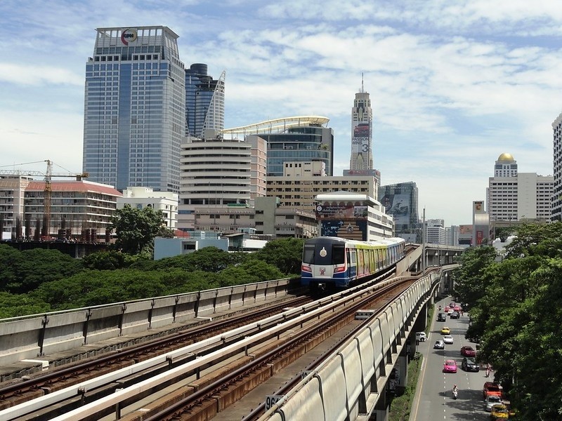 Po stolicy Tajlandii kursuje kolej naziemna BTS Skytrain,...