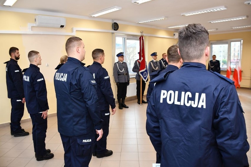 Komenda Miejska Policji w Tarnobrzegu ma siedmioro nowych policjantów. Złożyli ślubowanie - zobacz zdjęcia