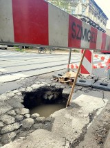 Wielka wyrwa na ulicy Franciszkańskiej. Zapadła się część jezdni, wyłączono z eksploatacji linię tramwajową