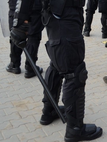 Policjanci żartują, że ich czarne pałki szturmowe nowego wzoru  przypominają... szable.