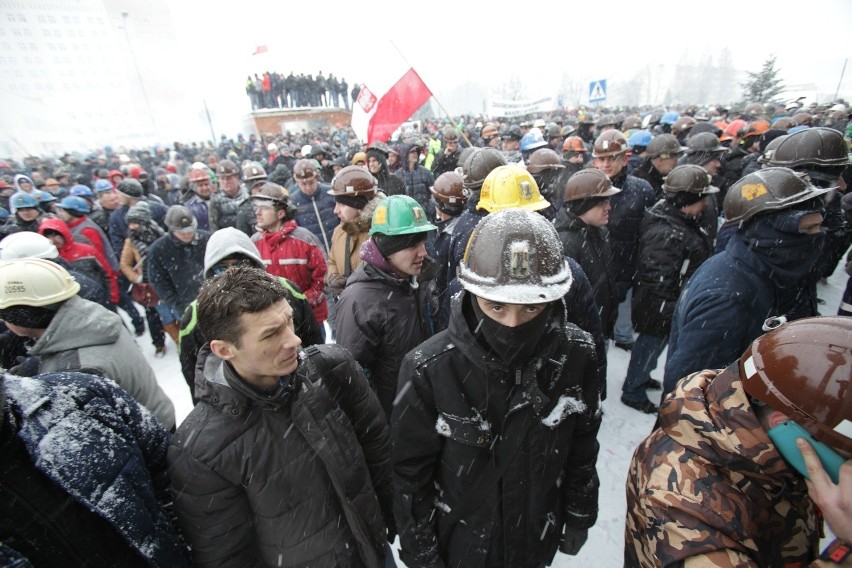 Strajk JSW: Bitwa górników z policją przed siedzibą JSW