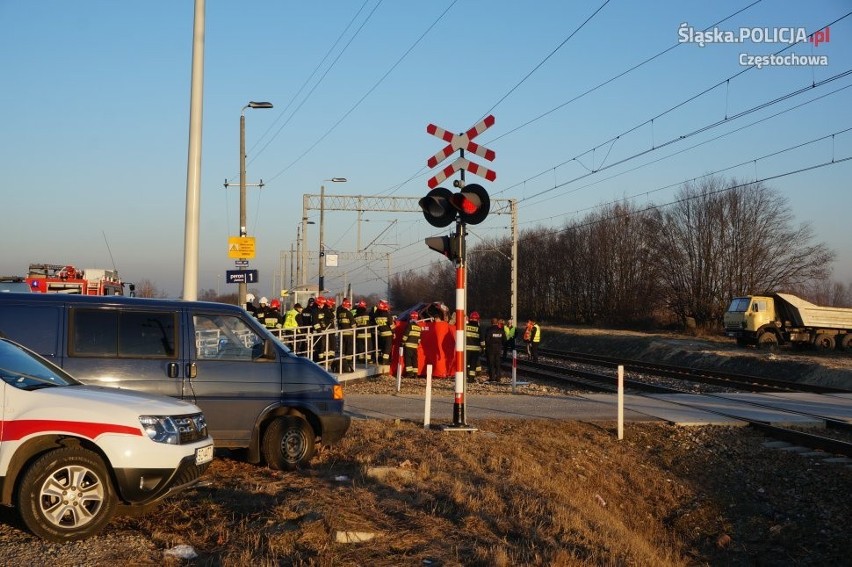 Samochód osobowy wjechał pod pociąg w Koniecpolu. Jedna...