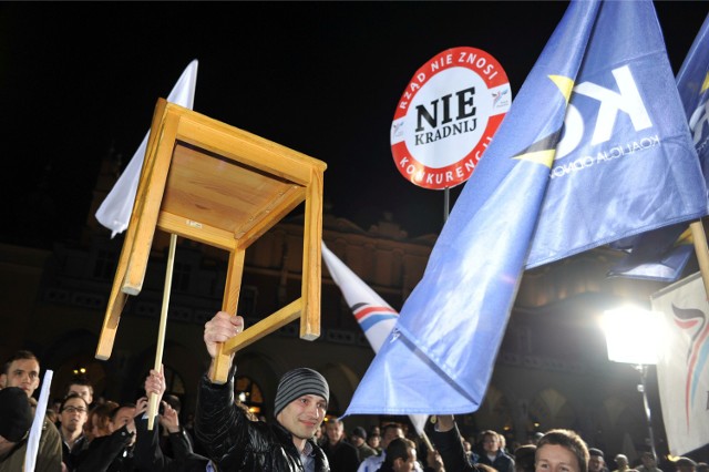 Demonstracja przeciwników prezydenta Komorowskiego na Rynku Głównym w Krakowie.