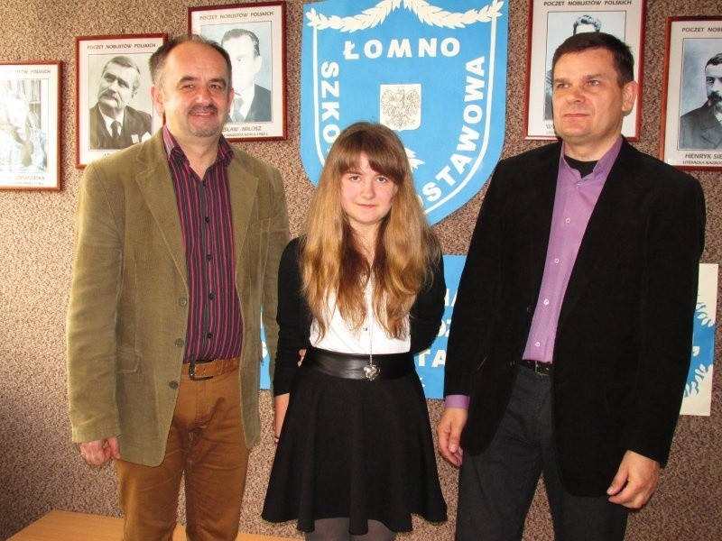 Weronika Jagiełło wraz z nauczycielami, którzy przygotowali...