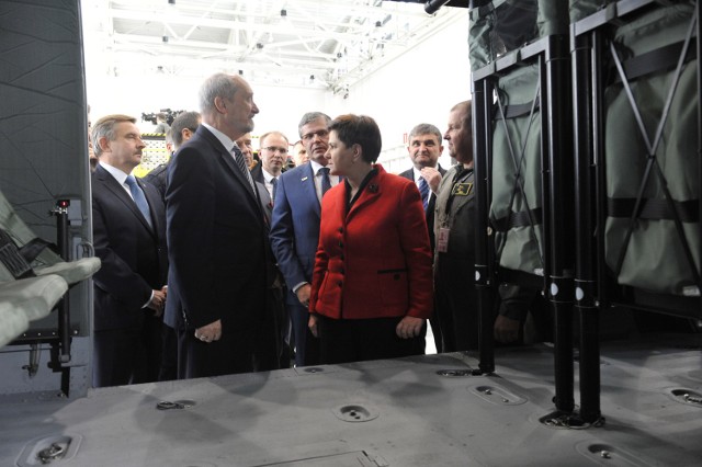 Premier Beata Szydło i minister obrony Antoni Macierewicz podczas wizyty w PZL Mielec.