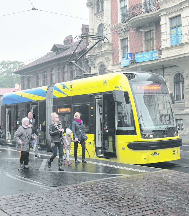 Zdaniem naszej Czytelniczki, tramwaje przy placu św. Katarzyny powinny jeździć zdecydowanie wolniej. MZK wyjaśnia sprawę