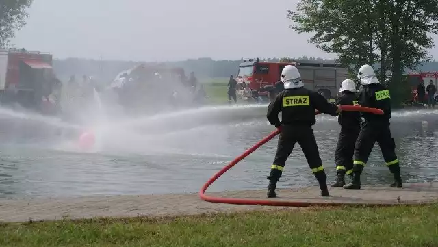 V Powiatowe Zawody w Prądopiłce Strażackiej w Biskupicach wygrali druhowie z OSP Pludry. Strażacy z Pluder drugi raz wystartowali w nietypowych zawodach i po raz drugi zajęli pierwsze miejsce!Oto podium nietypowych zawodów strażackich:I miejsce - OSP Pludry,II miejsce - OSP Biskupice,III miejsce - OSP Łomnica.W zawodach brali udział również: OSP Jamy,OSP Wysoka,OSP Ligota Oleska,OSP Wichrów,OSP Dalachów,OSP Kadłub Wolny,OSP Przedmość,OSP Nowe Karmonki,OSP Radawie.Sędzią głównym zawodów w prądopiłce strażackiej był Stefan Włoka, komendant gminny OSP w Radłowie. W komisji sędziowskiej zasiadali również komendant powiatowy straży pożarnej w Oleśnie bryg. Jarosław Zalewski, były komendant powiatowy kpt. Wojciech Wiecha, wójt Radłowa Włodzimierz Kierat oraz kpt. Damian Szczęsny z komendy powiatowej w Oleśnie.