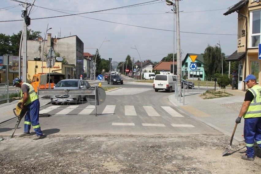 Nowy Sącz. Trwa remont odcinka ul. Krakowskiej. Będzie nowy asfalt i pobocze[ZDJĘCIA]