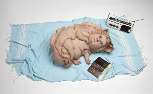 Patricia Piccinini tworzy silikonowe potwory, rzeźby, które przypominają ludzi, stworzenia, które patrzą i czują jak ludzie