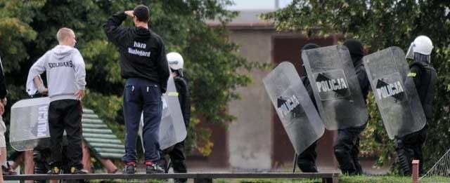 Mecz Sokół Karlino - Iskra Białogard. Policja musiała uspokajać chuliganów.