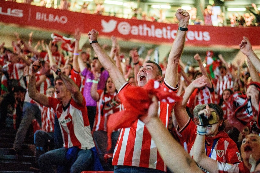 Fani Athleticu celebrują zdobycie Pucharu Króla na stadionie...