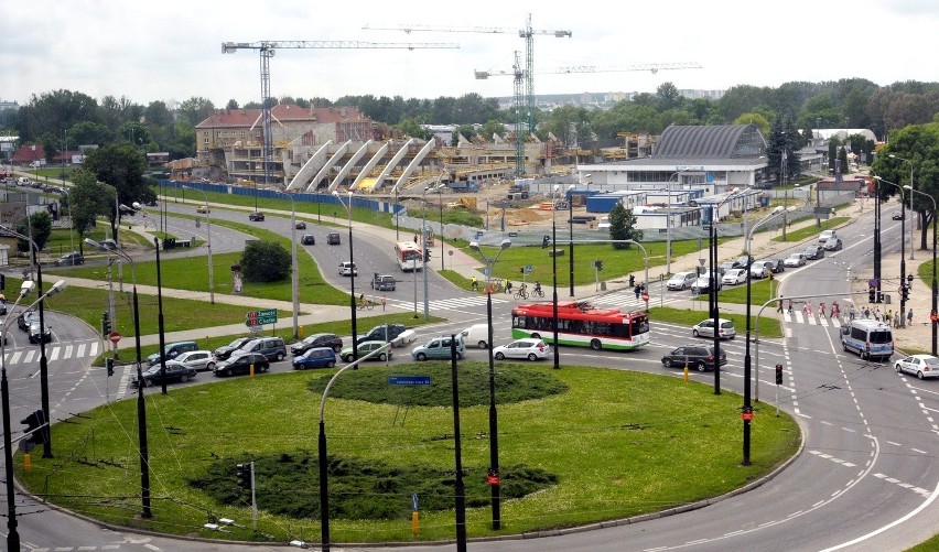 Rośnie basen i hala lodowa