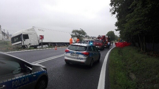 Motkowice. Wypadek ciężarówki z osobówką na drodze krajowej numer 78, jedna osoba nie żyje