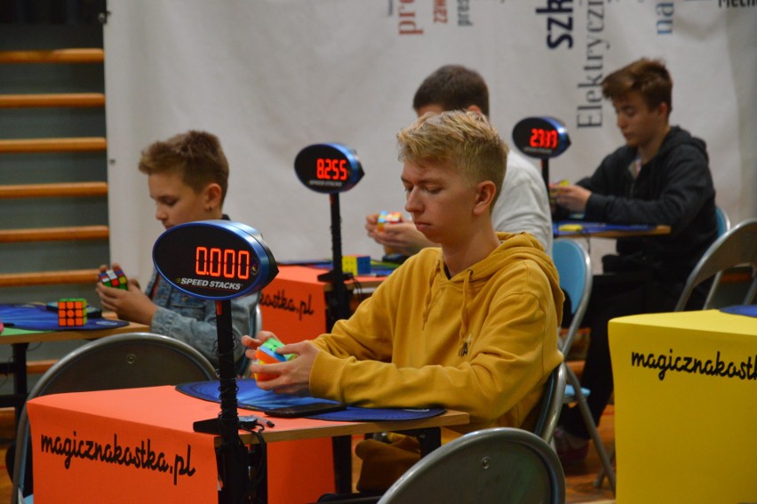 64 zawodników z Polski i Ukrainy przyjechalo do Opola na zawody w układaniu kostki Rubika 